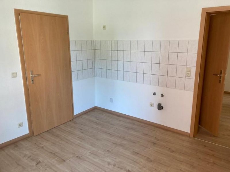 Wittgensdorf *** Großzügige 2-Zimmer mit Laminat und Wanne in guter Lage!!! *** Wohnung mieten