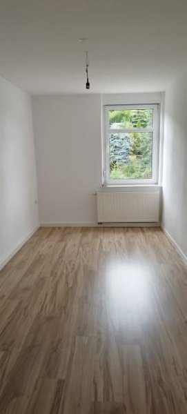 Wittgensdorf ** Kleine 3-Zimmer mit Laminat, Einbauküche und Wannenbad zum Toppreis! ** Wohnung mieten