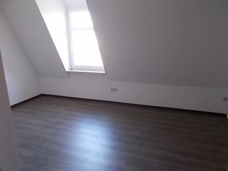 Taura Große DG 2-Zimmer mit Balkon, Laminat, 2x Abstellraum und Wanne in idyllischer Lage! Wohnung mieten