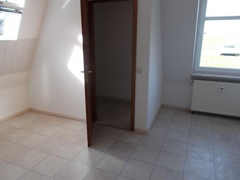 Taura Große DG 2-Zimmer mit Balkon, Laminat, 2x Abstellraum und Wanne in idyllischer Lage! Wohnung mieten