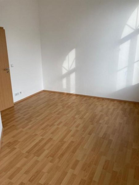 Oberlungwitz Großzügige 3-Zi. mit Lam., 2xBlk., Carport, Stellplatz und offener Küche in guter Lage! Wohnung mieten