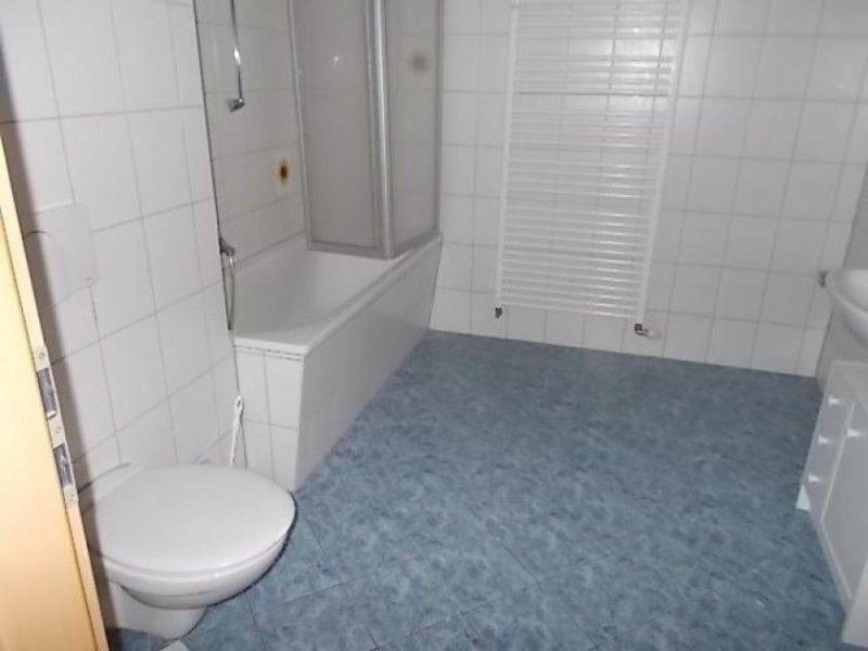 Oberlungwitz *** Großzügige 3-Zimmer mit Laminat, Wannenbad und Balkon! Carport oder Stellplatz mgl. Wohnung mieten
