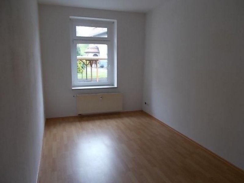 Oberlungwitz *** Großzügige 3-Zimmer mit Laminat, Wannenbad und Balkon! Carport oder Stellplatz mgl. Wohnung mieten