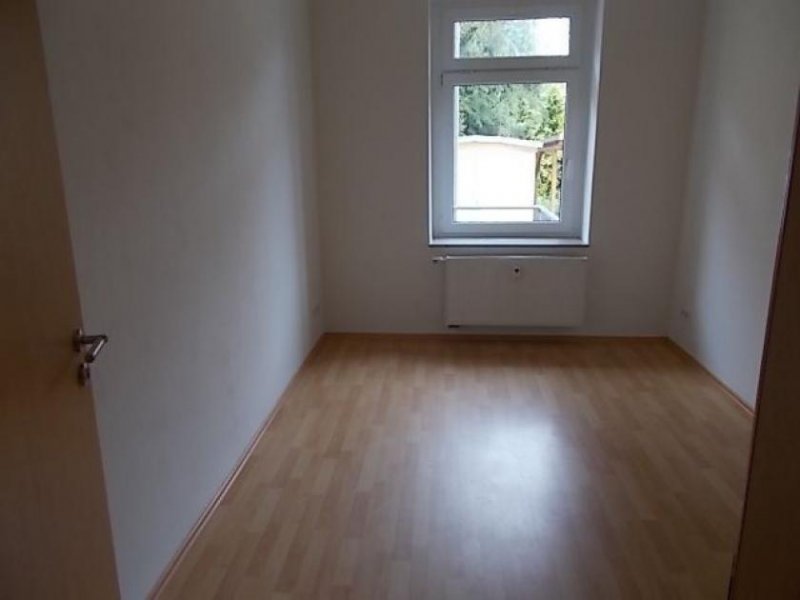 Oberlungwitz *** Großzügige 3-Zimmer mit Laminat, Wannenbad und Balkon! Carport oder Stellplatz mgl. Wohnung mieten