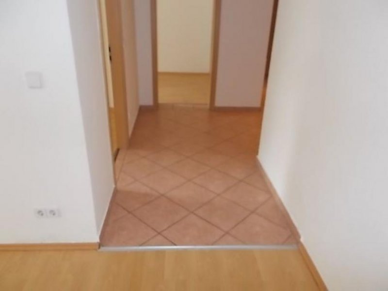 Oberlungwitz *** Großzügige 3-Zimmer mit Laminat, Wannenbad und Balkon! Carport oder Stellplatz mgl. Wohnung mieten