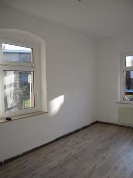 Niederwiesa * Kompakte 3-Zimmer mit Laminat, EBK und Wanne in guter Lage! * Wohnung mieten
