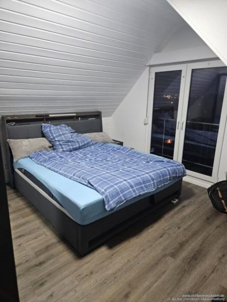 Freiberg Geräumige 4-Zimmer-Wohnung im Dachgeschoss mit Galerie, Dachterrasse und Garten in Zug bei Freiberg Wohnung mieten