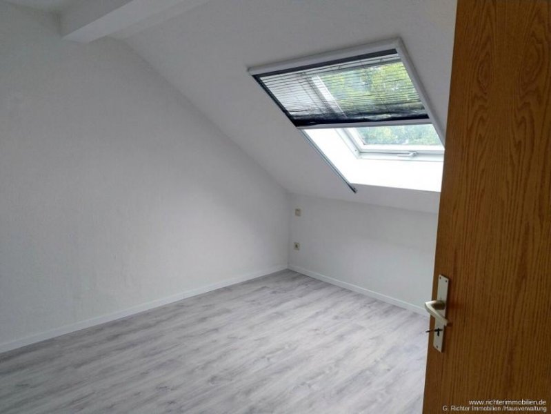 Freiberg Wohnen im Altbau: Große 3-Zimmer-Wohnung im Dachgeschoss, auf Wunsch mit EBK Wohnung mieten
