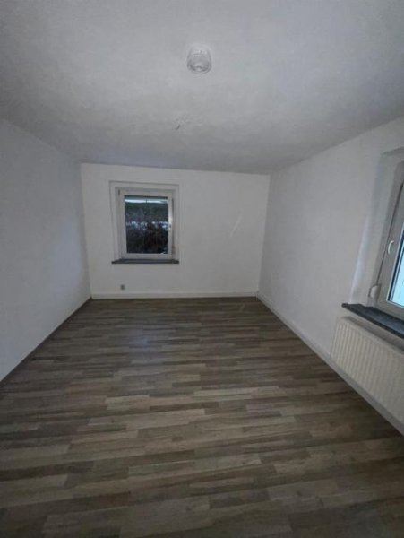 Brand-Erbisdorf Kompakte 3-Zimmer mit Laminat, SP und Wannenbad in guter Lage Wohnung mieten