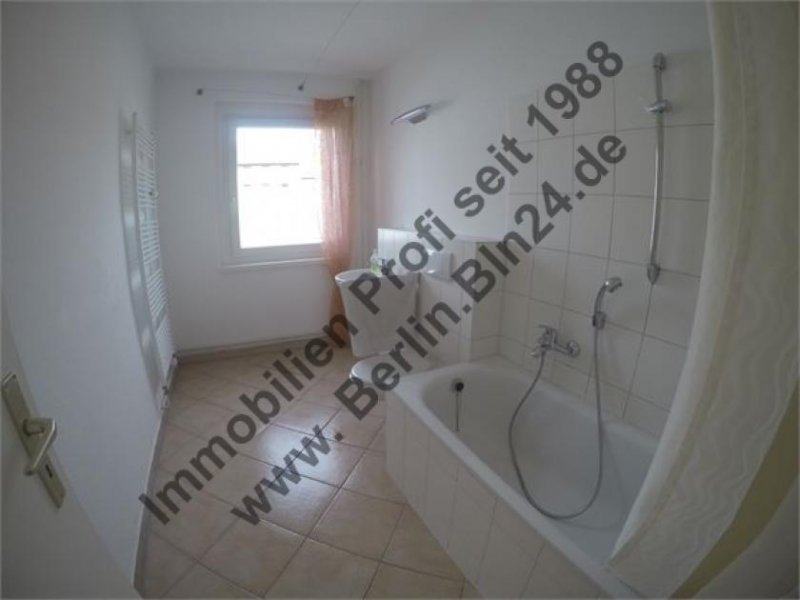 Berlin Wohnzimmer mit Balkon Südseite -2er WG geeignet Wohnung mieten