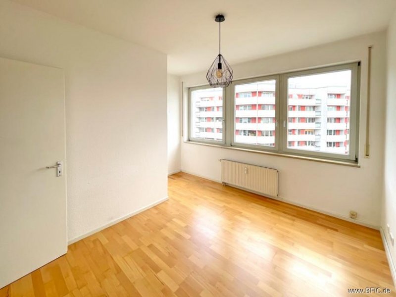 Berlin ruhig, zentral: 2-Zi.-Whg mit Balkon im 6. OG, ab November auf 2 Jahre befristet Wohnung mieten