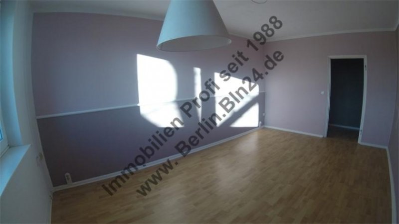 Berlin Ferienwohnung mit Wannenbad in Berlin - Friedrichshain wird neu möbliert Diele Kammer Wohnung mieten