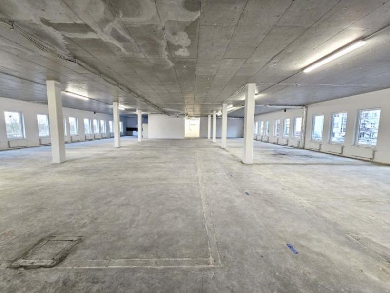 Berlin Prov.-frei: Große helle Bürofläche Gewerbe mieten