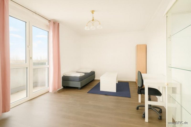 Berlin Furnished 3-room apartment with loggia - ideal for a shared flat Wohnung mieten