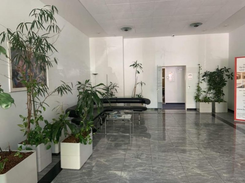 Berlin Prov.-frei: Große Lagerfläche Gewerbe mieten