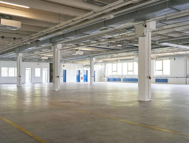 Berlin Prov.-frei: Lagerhalle mit Büroanteil Gewerbe mieten