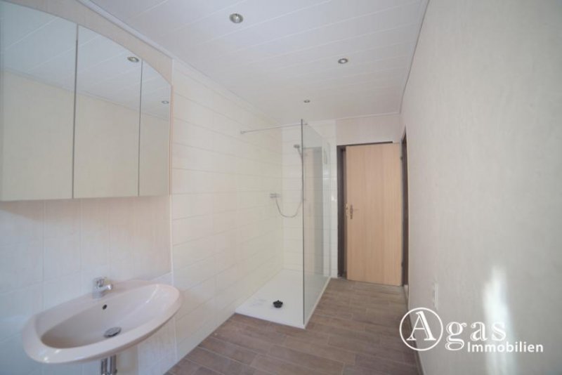 Liepe (Landkreis Barnim) Renovierungsbedürftige 4-Zi.-Wohnung in Zweifamilienhaus auf großem Grundstück in Liepe Wohnung mieten