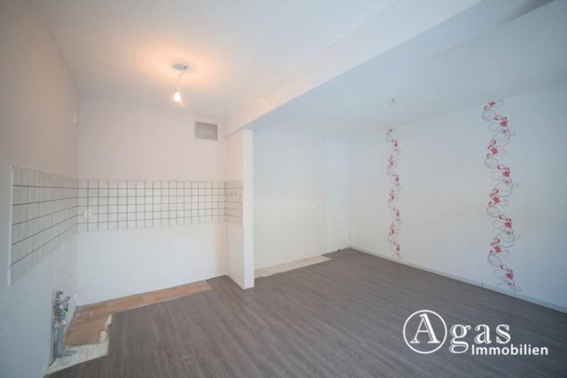 Liepe (Landkreis Barnim) Renovierungsbedürftige 4-Zi.-Wohnung in Zweifamilienhaus auf großem Grundstück in Liepe Wohnung mieten