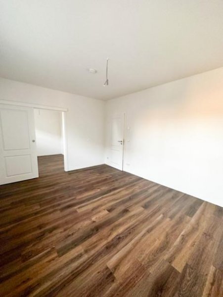 Osterrönfeld Stilvolle 3,5 - Zimmer Dachgeschosswohnung in Osterrönfeld zu vermieten Wohnung mieten