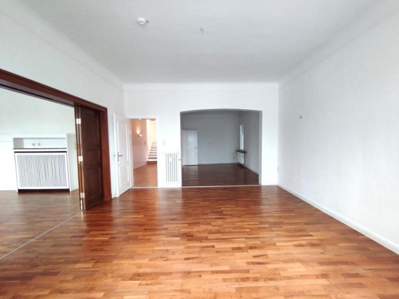 Heide Gemütliche & gleichzeitig stilvolle 3-Zi.-Wohnung mit Blick auf den Marktplatz in Heide/Dithmarschen Wohnung mieten