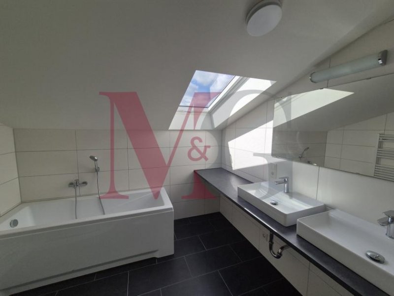 Wilhelmshaven Moderne Dachgeschosswohnung mit Wanne und Einbauküche Wohnung mieten