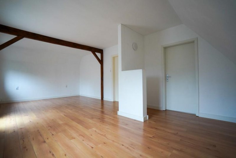 Leer (Ostfriesland) Helle, renovierte Obergeschosswohnung im Herzen von Leer-Loga!
mit Balkon, Gartenmitnutzung & Garage Wohnung mieten