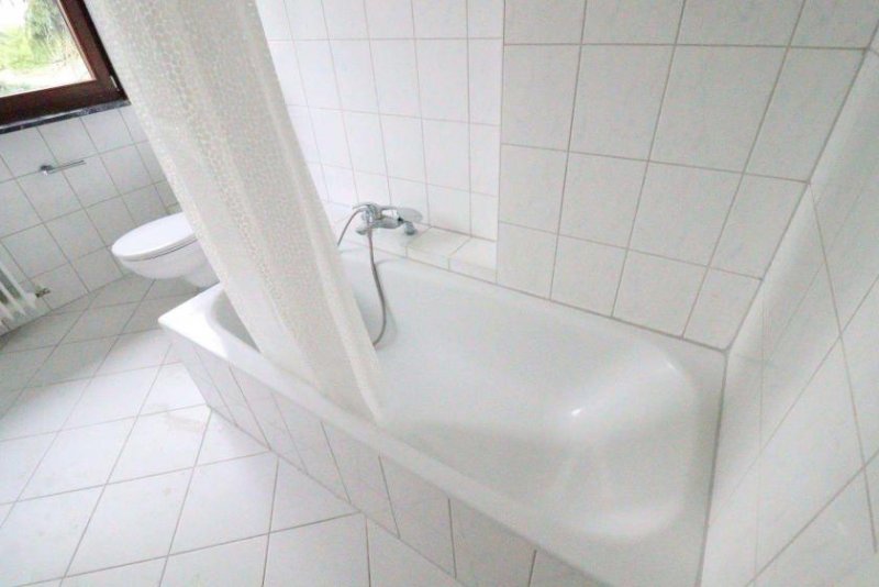 Rockenberg WRS Immobilien - Frisch renovierte 3 Zimmer Dachgeschosswohnung in Feldrandlage von Rockenberg Wohnung mieten