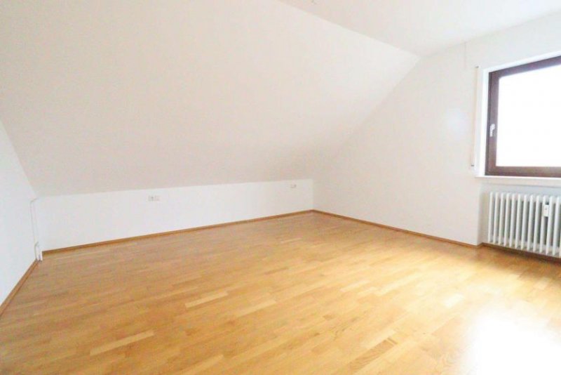 Rockenberg WRS Immobilien - Frisch renovierte 3 Zimmer Dachgeschosswohnung in Feldrandlage von Rockenberg Wohnung mieten