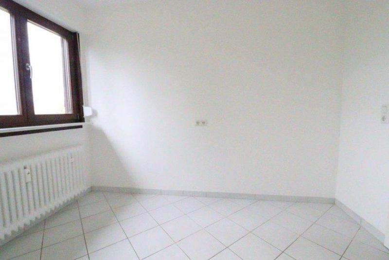 Rockenberg WRS Immobilien - Frisch renovierte 3 Zimmer Dachgeschosswohnung in Feldrandlage von Rockenberg Wohnung mieten
