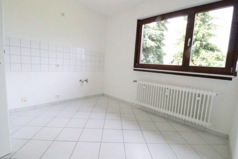 Rockenberg WRS Immobilien - Frisch renovierte 3 Zimmer Dachgeschosswohnung in Feldrandlage von Rockenberg Wohnung mieten