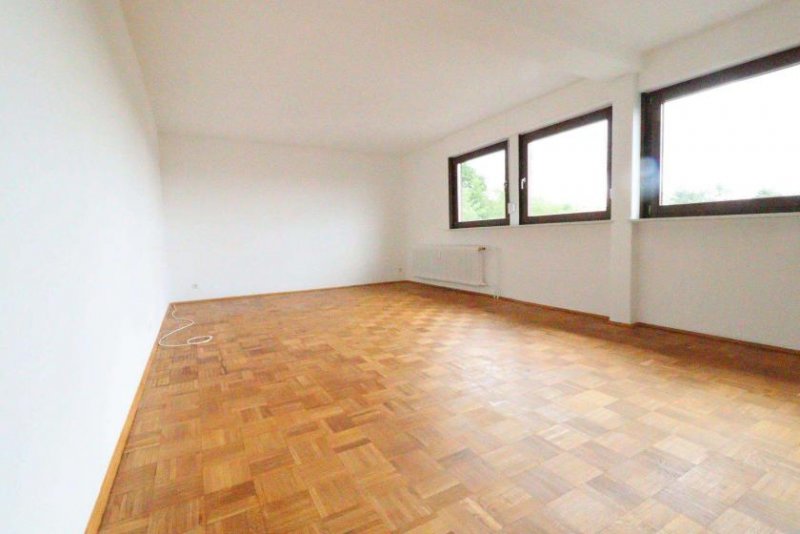 Rockenberg WRS Immobilien - Frisch renovierte 3 Zimmer Dachgeschosswohnung in Feldrandlage von Rockenberg Wohnung mieten
