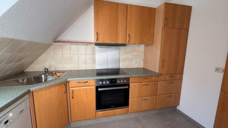 Holzminden 2-Zimmer-Dachgeschosswohnung mit PKW-Stellplatz, nähe Markplatz Wohnung mieten