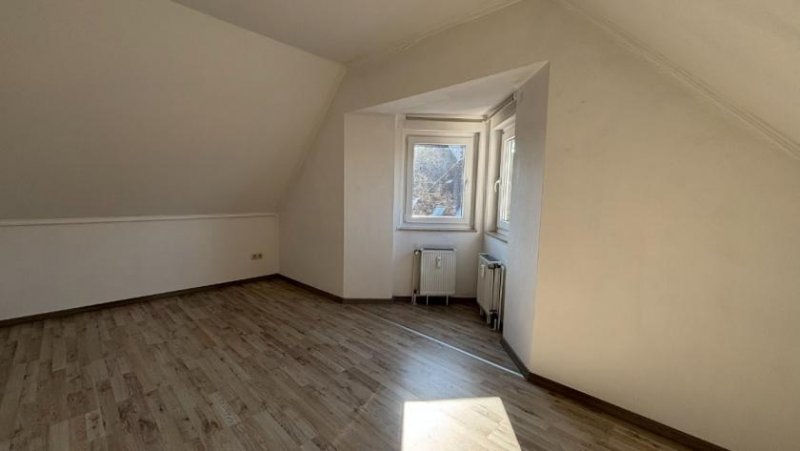 Holzminden 2-Zimmer-Dachgeschosswohnung mit PKW-Stellplatz, nähe Markplatz Wohnung mieten