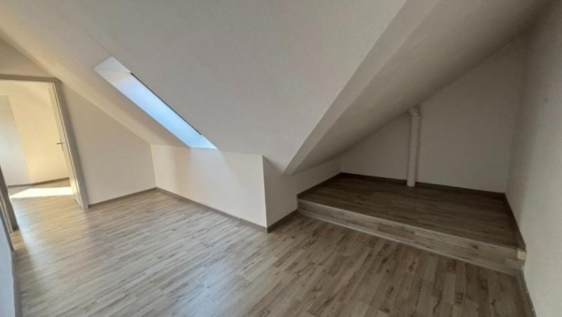 Holzminden 2-Zimmer-Dachgeschosswohnung mit PKW-Stellplatz, nähe Markplatz Wohnung mieten