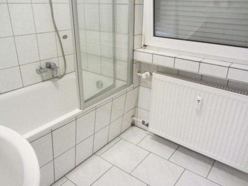 Holzminden 3-Zimmer-Mietwohnung im I OG mit Balkon und Garage, Nähe Internat am Solling... Wohnung mieten