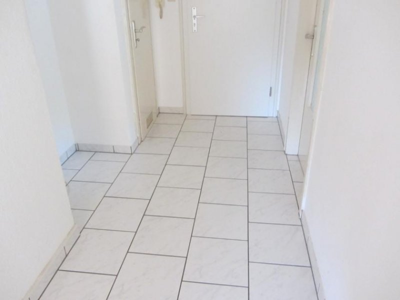 Holzminden 3-Zimmer-Mietwohnung im I OG mit Balkon und Garage, Nähe Internat am Solling... Wohnung mieten