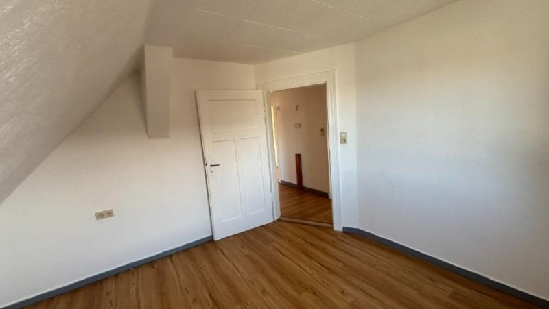 Holzminden 4-Zimmer-Dachgeschosswohnung in ruhiger Wohnlage Wohnung mieten