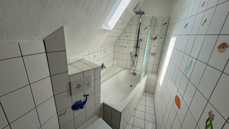 Holzminden 6-Zimmer-Dachgeschosswohnung mit EBK und Gartenabteil, nähe Bahnhof Wohnung mieten