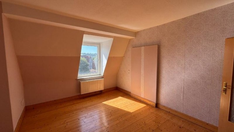 Holzminden 6-Zimmer-Dachgeschosswohnung mit EBK und Gartenabteil, nähe Bahnhof Wohnung mieten