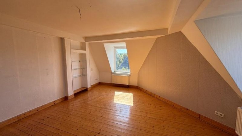 Holzminden 6-Zimmer-Dachgeschosswohnung mit EBK und Gartenabteil, nähe Bahnhof Wohnung mieten