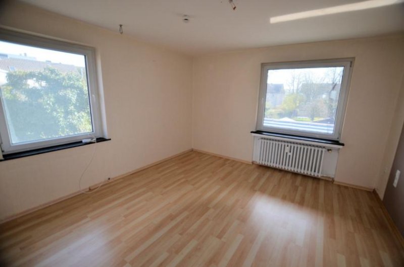 Holzminden Mietwohnung mit Balkon in Holzminden - Obergeschoss - Ruhiges 3-Fam.Wohnhaus Wohnung mieten