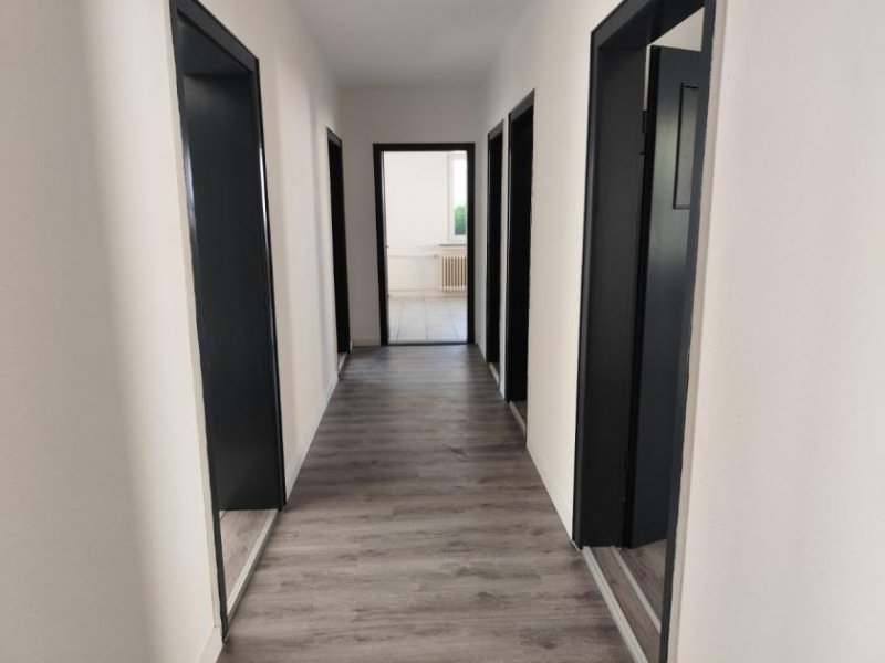 Holzminden Renovierte 4 - Zimmer Mietwohnung im Erdgeschoss - ruhige und bevorzugte Wohnlage Wohnung mieten