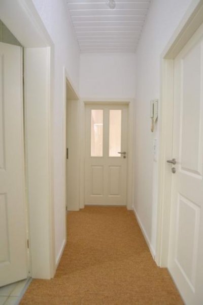 Lenne renovierte 2 1/2-Zimmer-Erdgeschosswohnung in 37627 Lenne Wohnung mieten