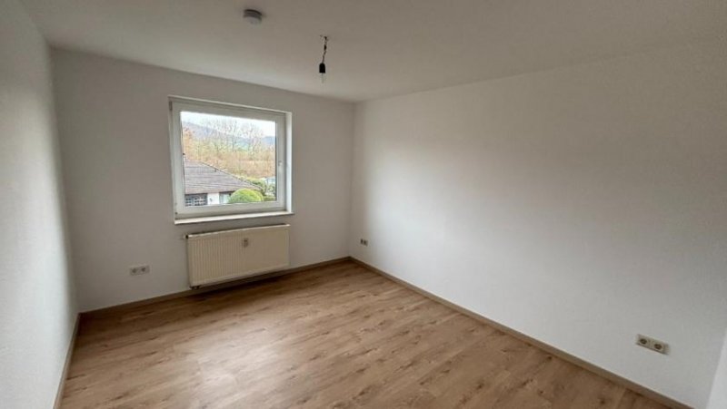 Eschershausen 4-Zimmer-Erdgeschosswohnung mit Balkon, EBK & PKW-Stellplatz Wohnung mieten