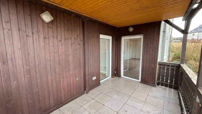 Eschershausen 4-Zimmer-Erdgeschosswohnung mit Balkon, EBK & PKW-Stellplatz Wohnung mieten