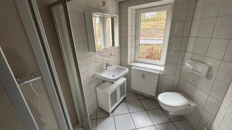 Eschershausen 4-Zimmer-Erdgeschosswohnung mit Balkon, EBK & PKW-Stellplatz Wohnung mieten