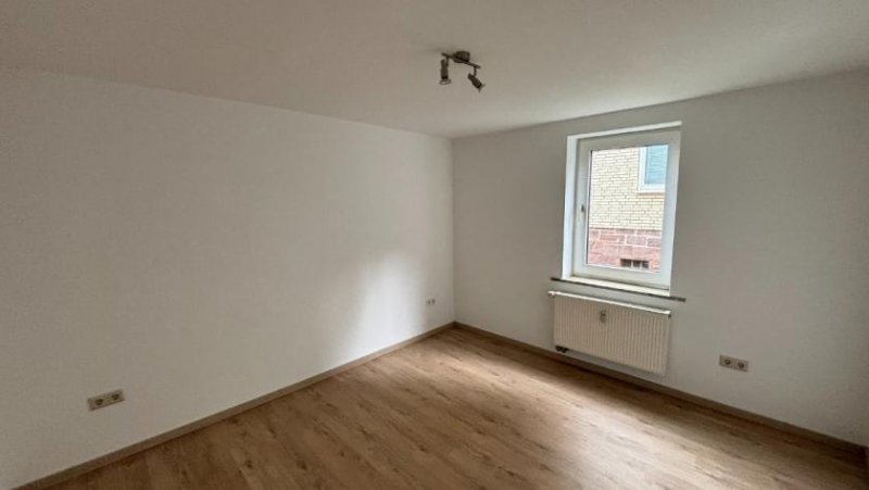 Eschershausen 4-Zimmer-Erdgeschosswohnung mit Balkon, EBK & PKW-Stellplatz Wohnung mieten