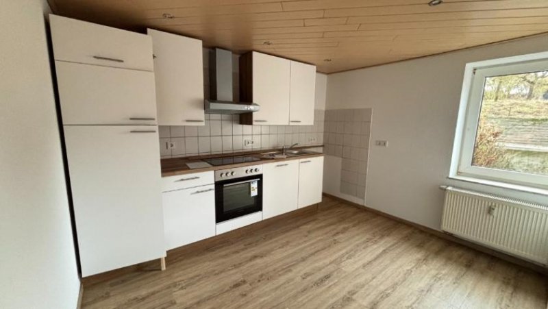 Eschershausen 4-Zimmer-Erdgeschosswohnung mit Balkon, EBK & PKW-Stellplatz Wohnung mieten