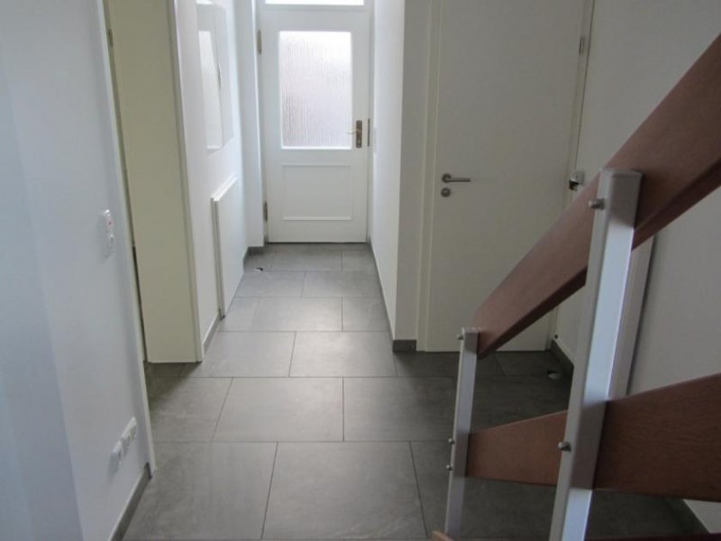 Eschershausen Hinterhaus mit 3 Zimmern und Garage in Eschershausen zu vermieten Wohnung mieten