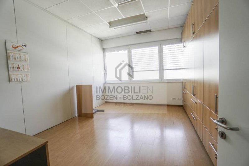 Bozen Großes und helles Büro in Messenähe zu vermieten Gewerbe mieten
